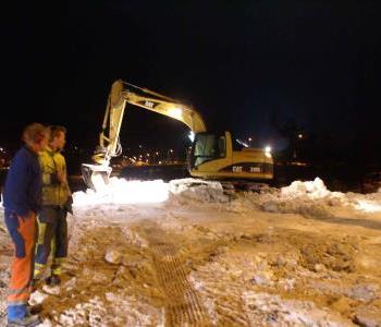 Planering av snøtippen utenfor strandpromenaden i Vikersund