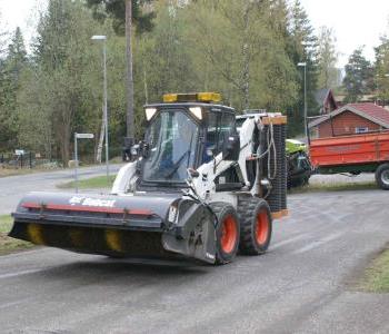 Bobcat S 185 med feieaggregat med oppsamler